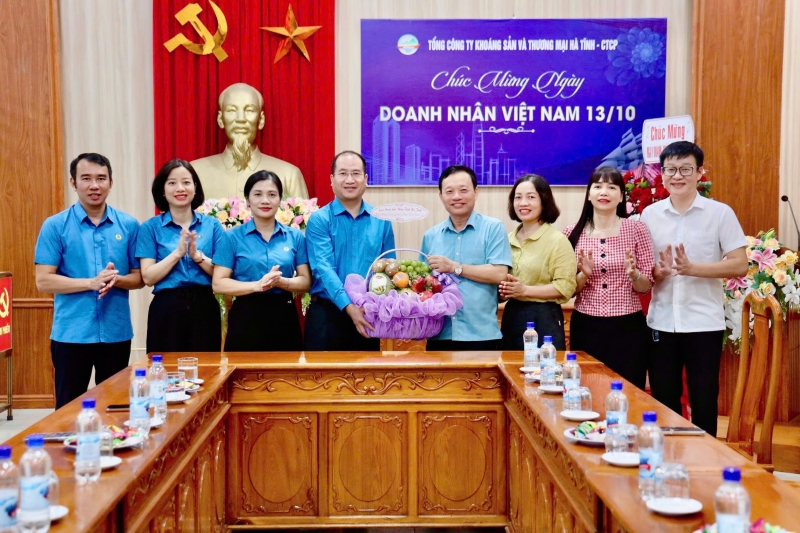 Công đoàn Hà Tĩnh chúc mừng doanh nghiệp nhân Ngày Doanh nhân Việt Nam 13/10