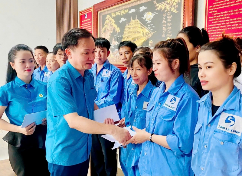 Công đoàn Hà Tĩnh kịp thời trao hỗ trợ đoàn viên, người lao động khắc phục thiệt hại bão số 10