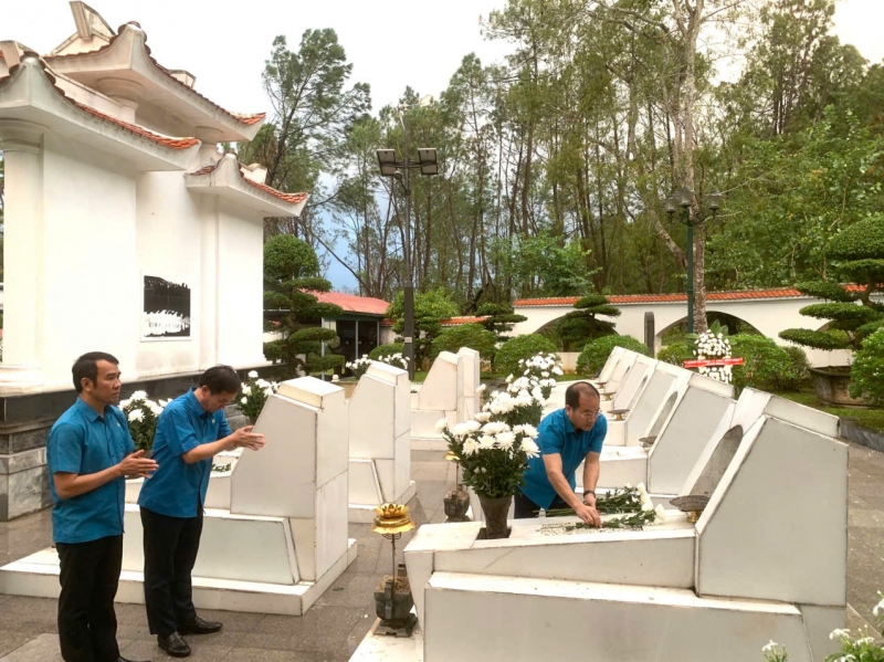 Lãnh đạo LĐLĐ tỉnh dâng hương tưởng niệm Anh hùng liệt sĩ Lý Tự Trọng và 10 cô gái Thanh niên xung phong Ngã ba Đồng Lộc 
