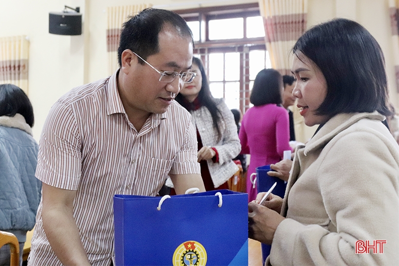 Trưởng ban Tuyên giáo Tỉnh ủy vui tết sum vầy với người lao động Lộc Hà