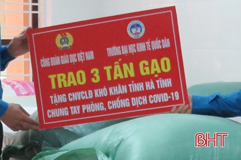 Trao hơn 1 tấn gạo hỗ trợ người lao động khó khăn do dịch Covid-19