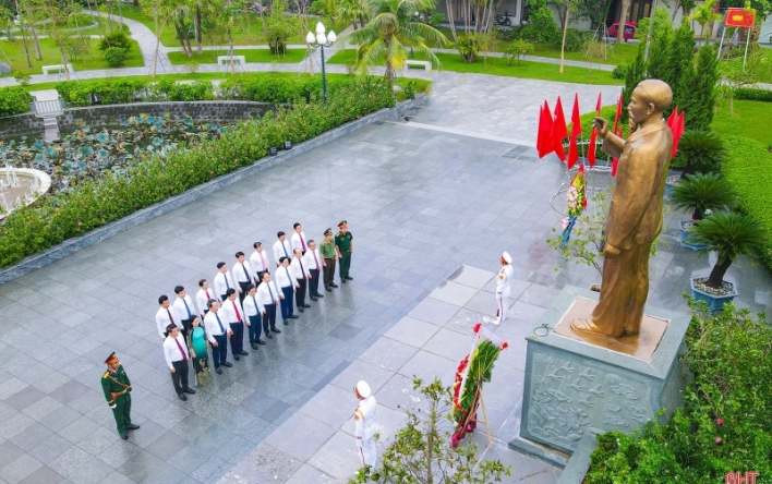 Lãnh đạo tỉnh dâng hương tưởng niệm Chủ tịch Hồ Chí Minh