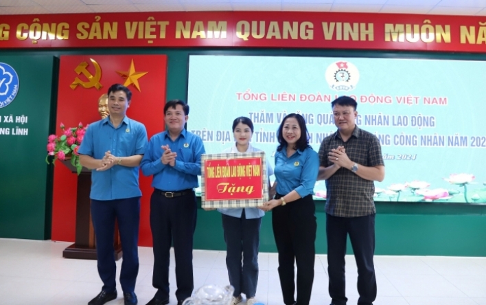 Đoàn công tác Tổng Liên đoàn Lao động Việt Nam tặng quà...