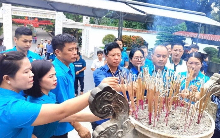 CĐCS Trung tâm Y tế Thạch Hà dâng hương tri ân các địa...