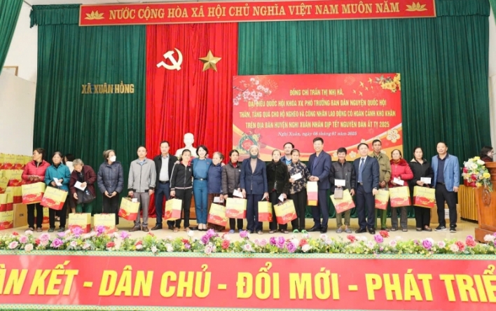 Phó Trưởng Ban Dân nguyện Quốc hội thăm và tặng quà tết...