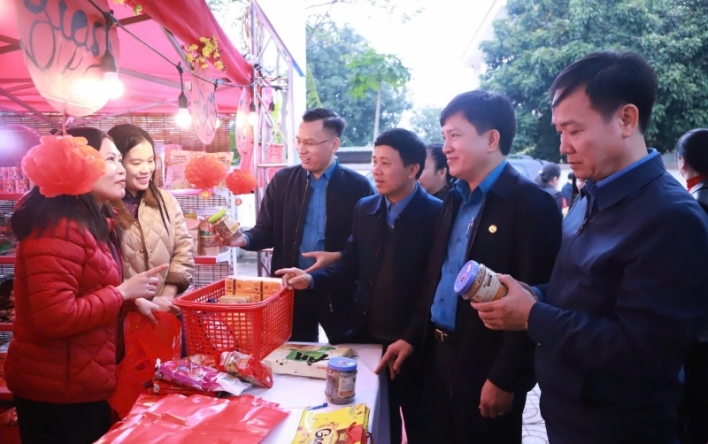 Liên đoàn Lao động tỉnh tổ chức điểm chương trình Tết Sum...