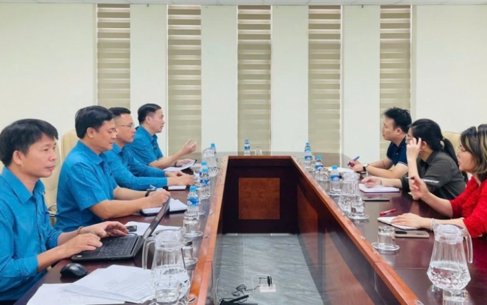 Thường trực Liên đoàn Lao động tỉnh làm việc với doanh...