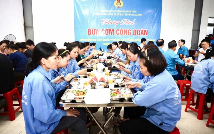 Tổ chức “Bữa cơm Công đoàn” tại Công ty CP Bao bì Sông La...