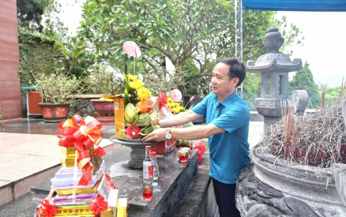Đoàn công tác Ban Thường vụ Liên đoàn Lao động tỉnh dâng...